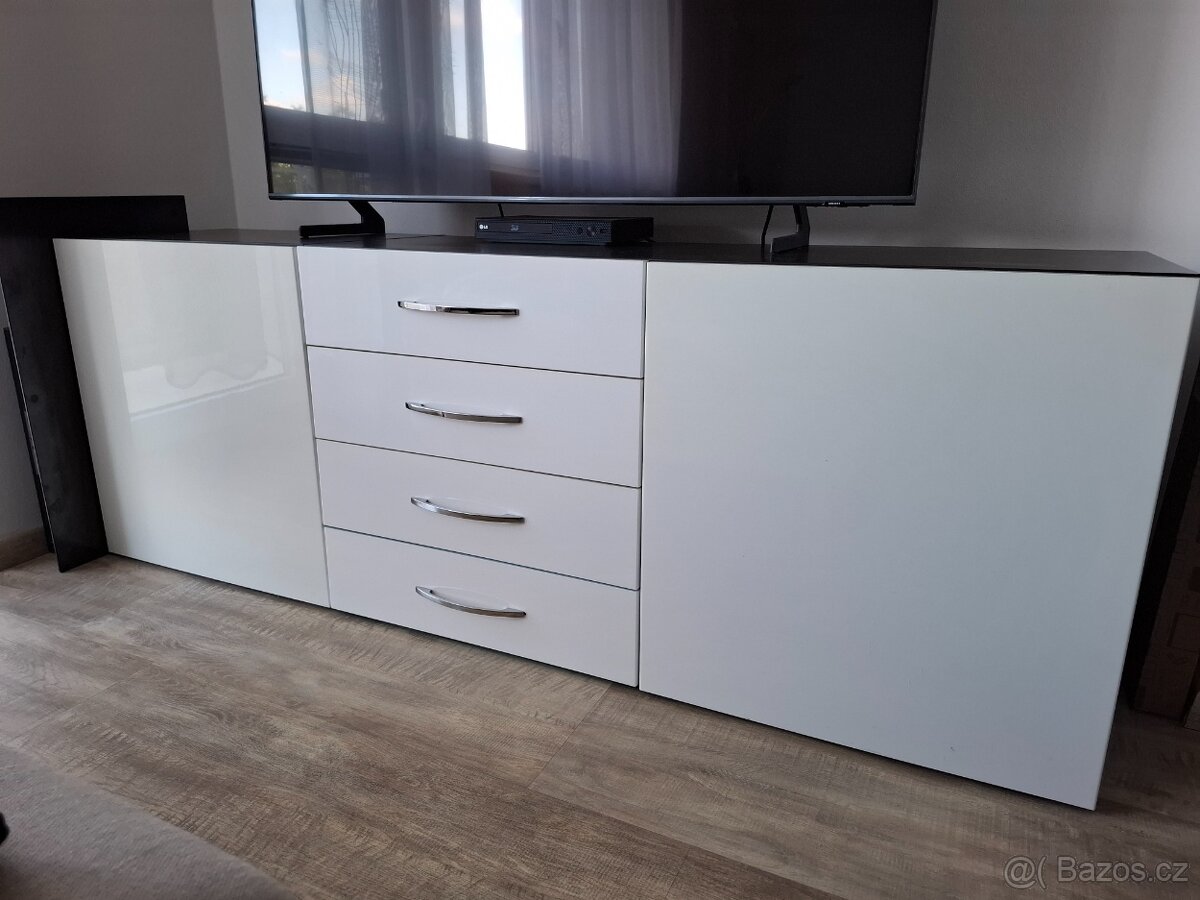 Skříň pod TV variabilní