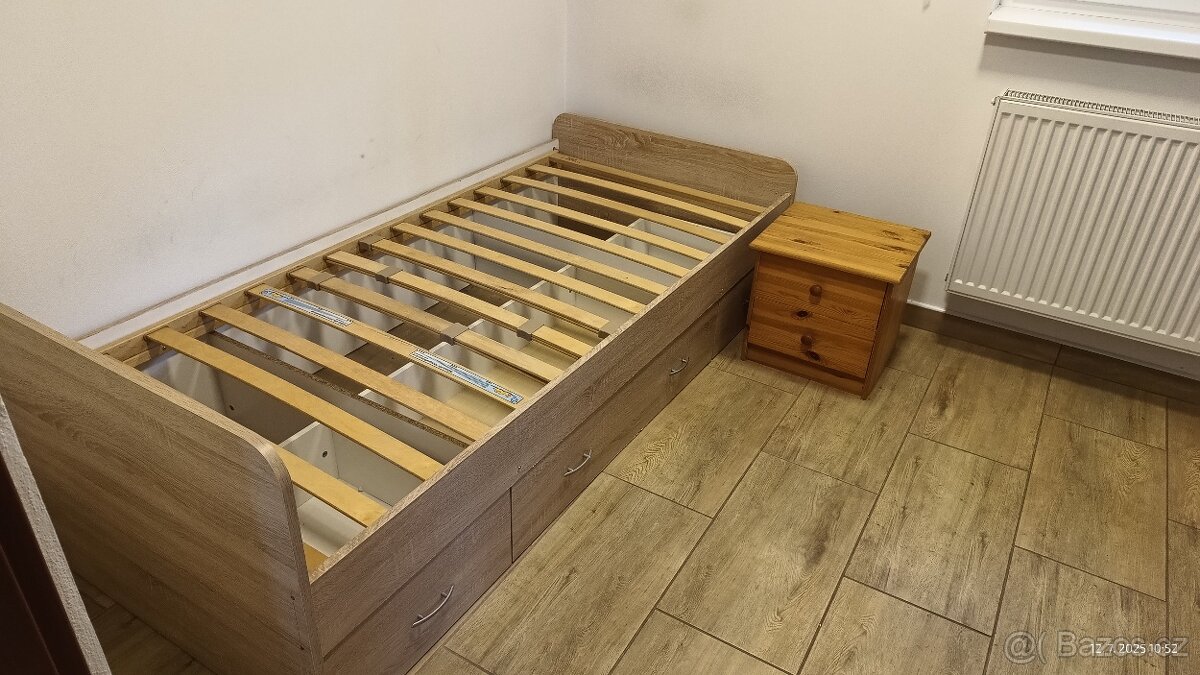 Postel s úložným prostorem