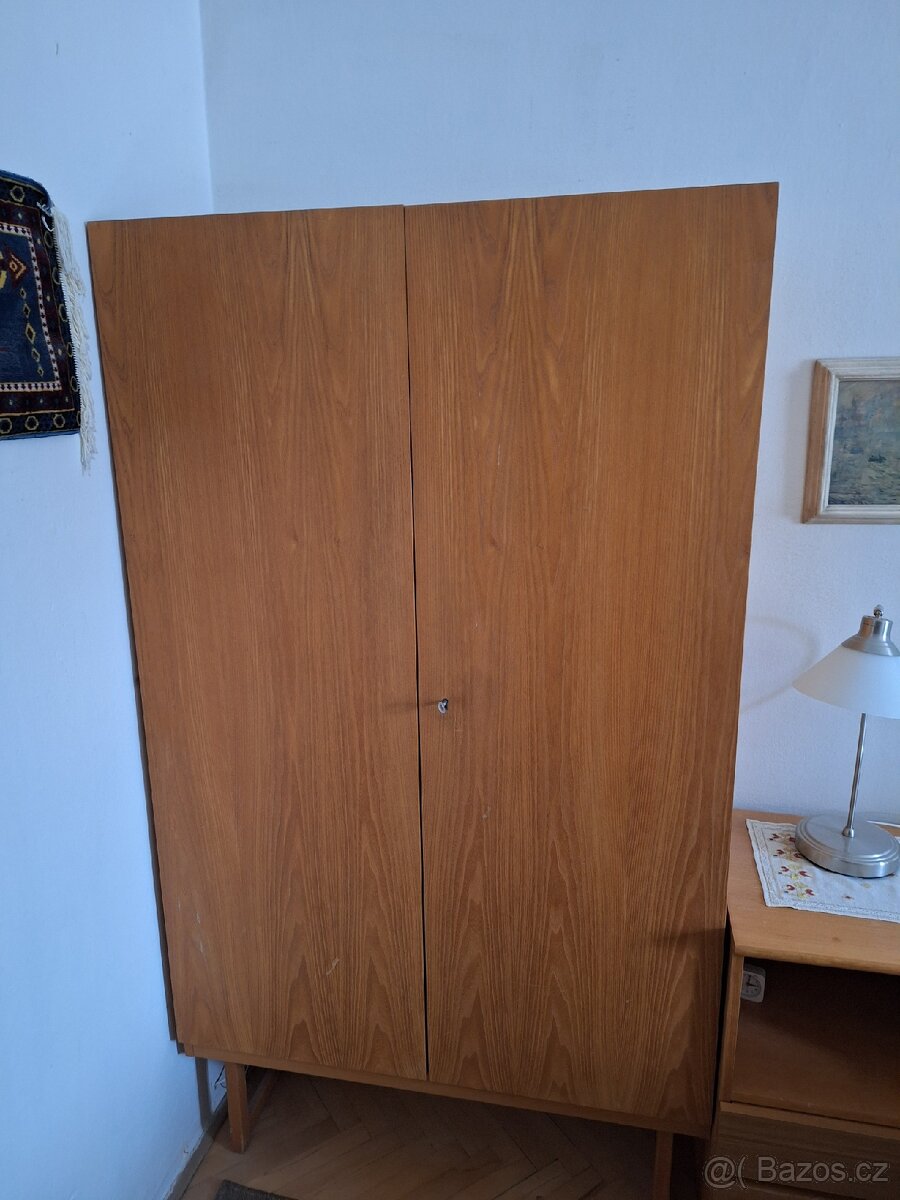 Nábytek, skříně, stůl