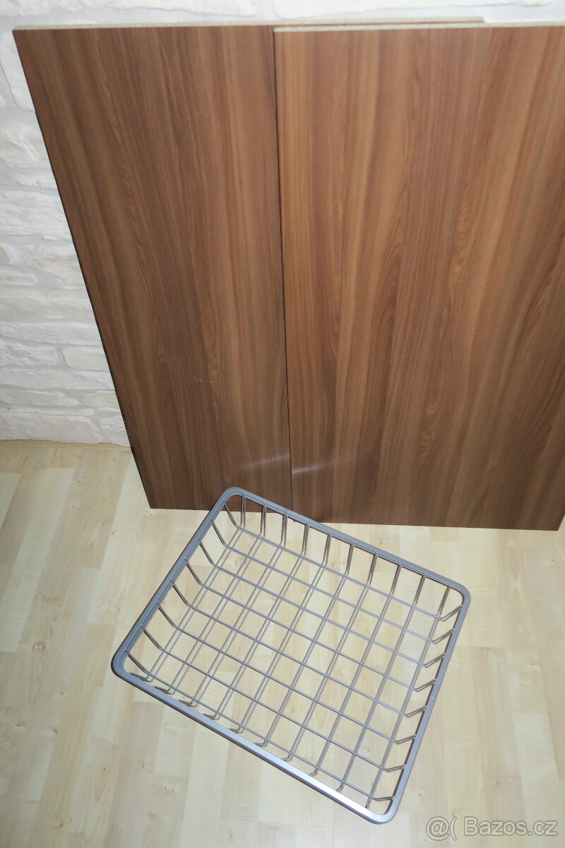 Skříň PAX Ikea - police a drátěné šuplíky