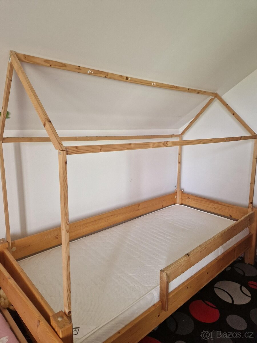 Postel s domečkem