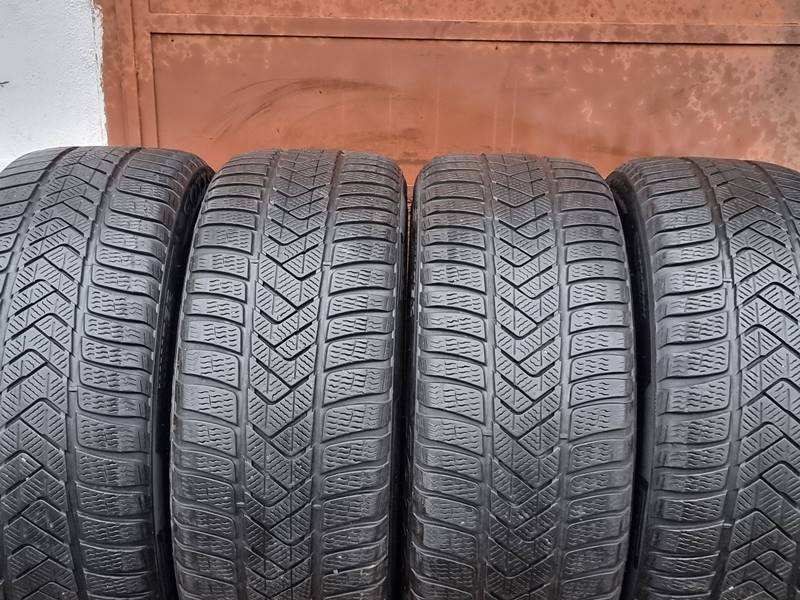 Zimní Pirelli 235/45/18