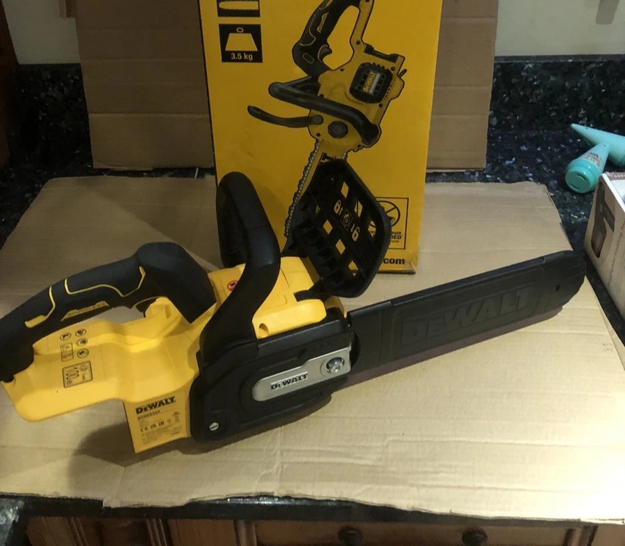 Aku řetězová pila DeWALT DCM565N 
