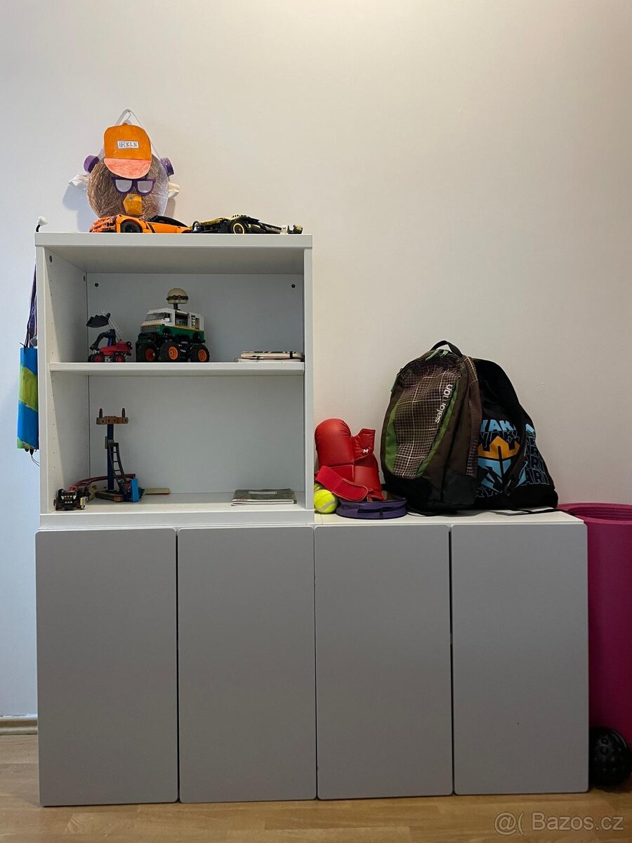 IKEA 2 skříňky s dvířky a 1 bez dvířek