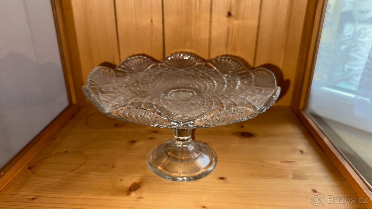 starý skleněný dortový podnos na nožce