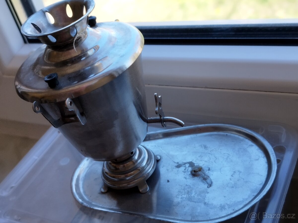 Starý kovový samovar USSR