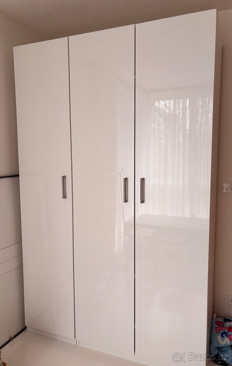 Ikea skrin bila vysoky lesk