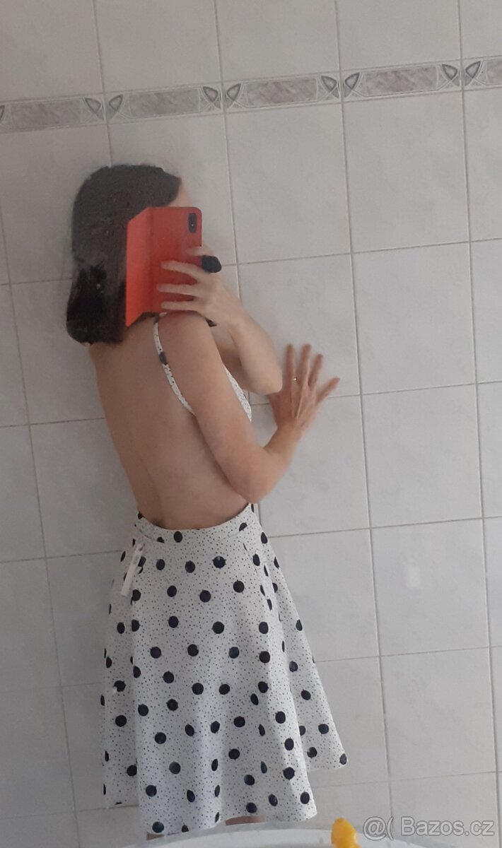 Minišaty s odhalenými zády