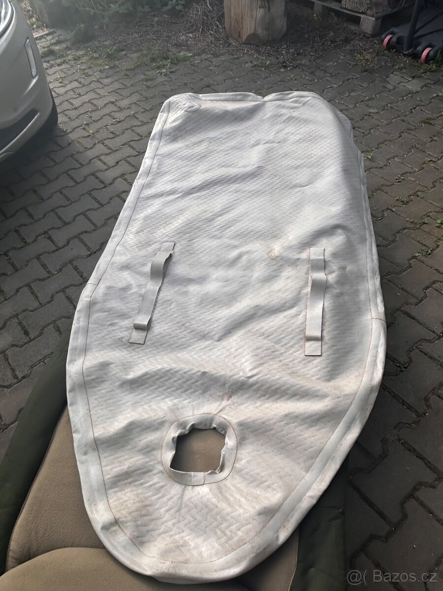 Vysokotlaká podlážka, sedátka a dvě pádla ke člunu