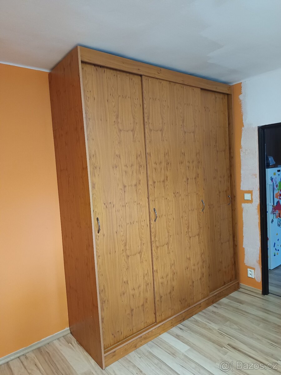 Velká šatní skříň.