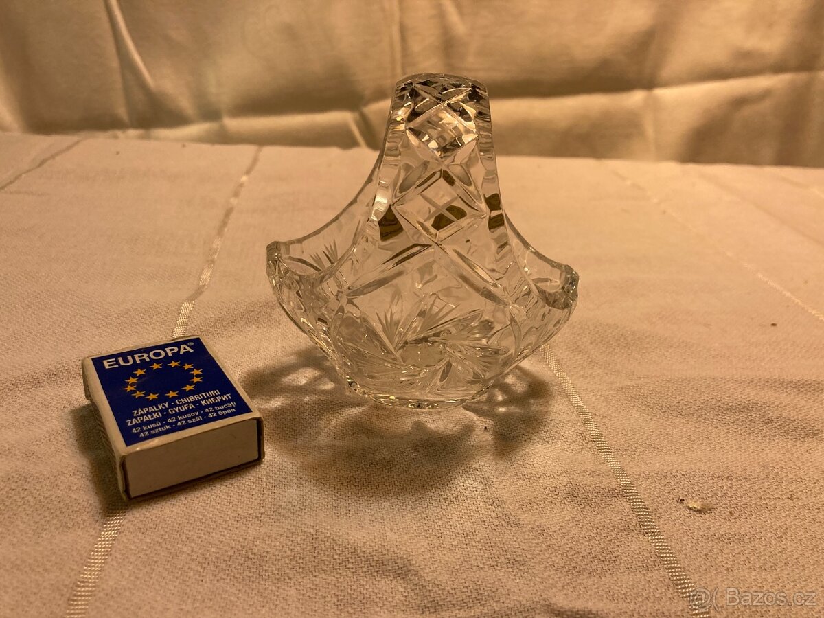 Košíček z ručně broušeného skla, český křišťál. Předání možn