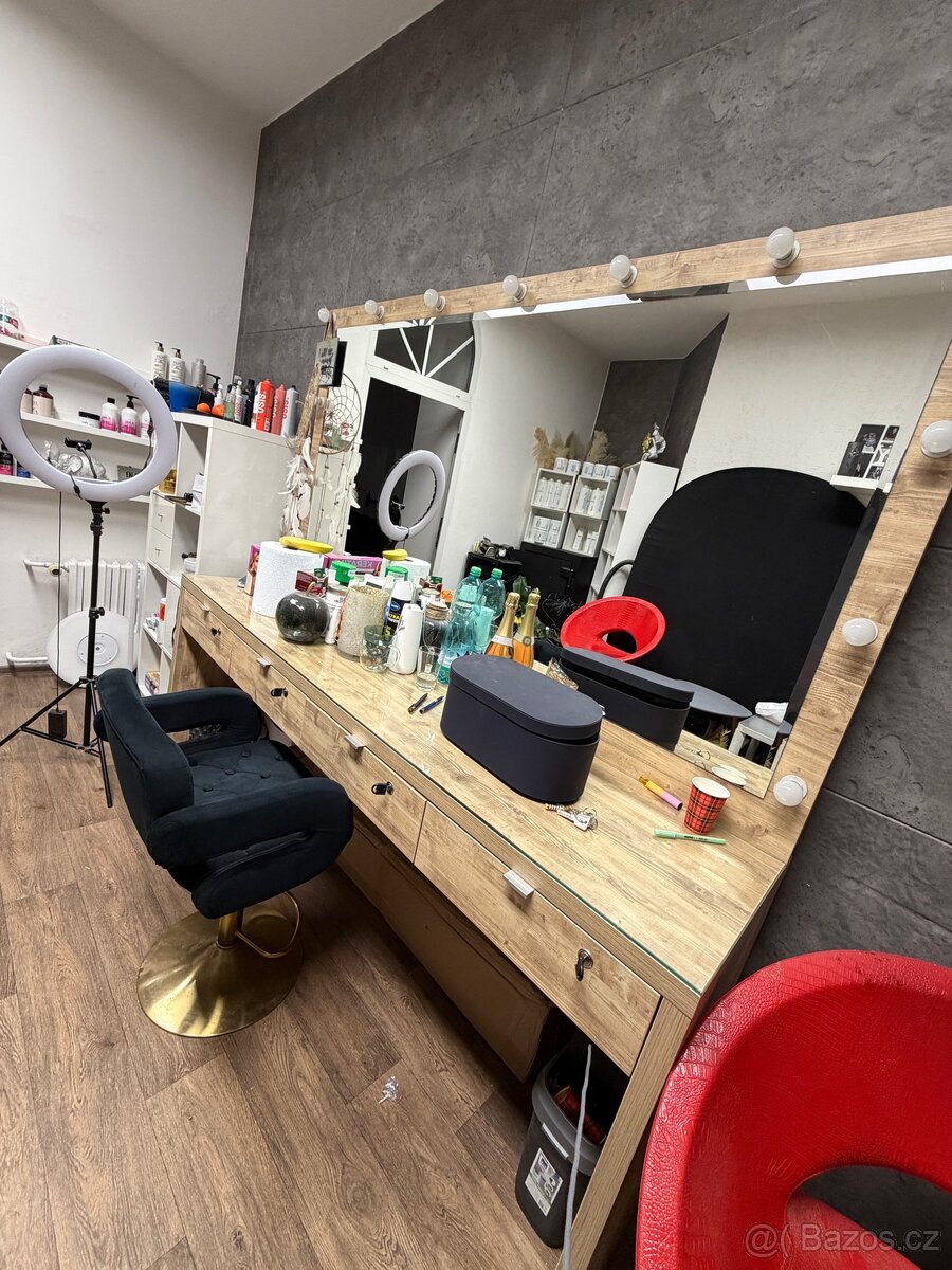 make-up stůl
