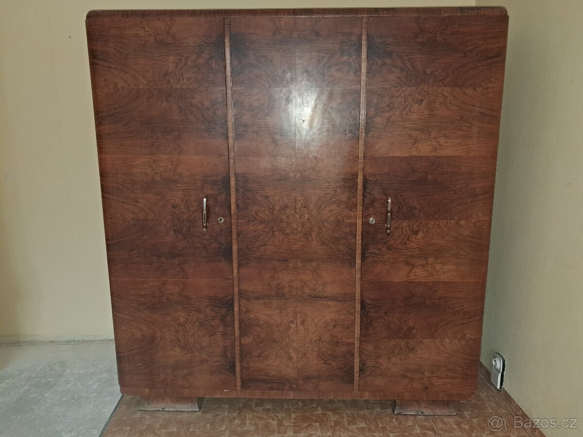 šatní skříň r.v.1947
