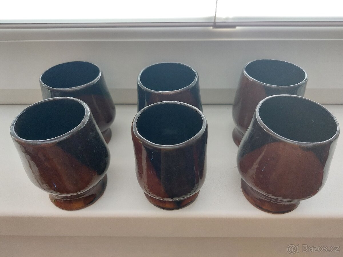sada 6 hnědých keramických pohárků (retro)