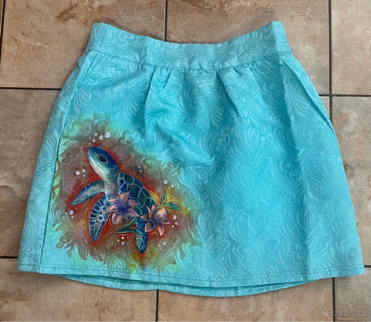 Krásná sukně barvy sky blue s malovanou mořskou želvou.