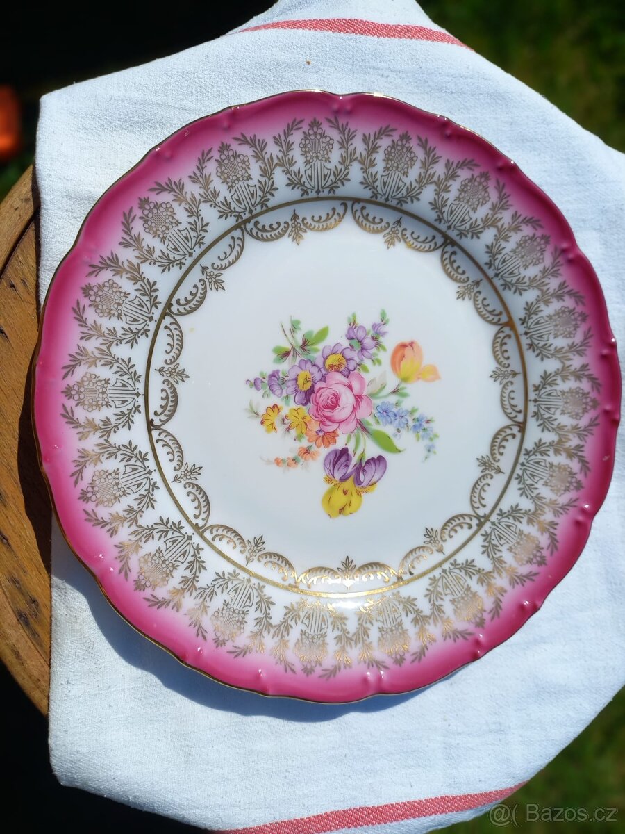 Porcelánový talíř s motivem květů značeno Horní Slavkov