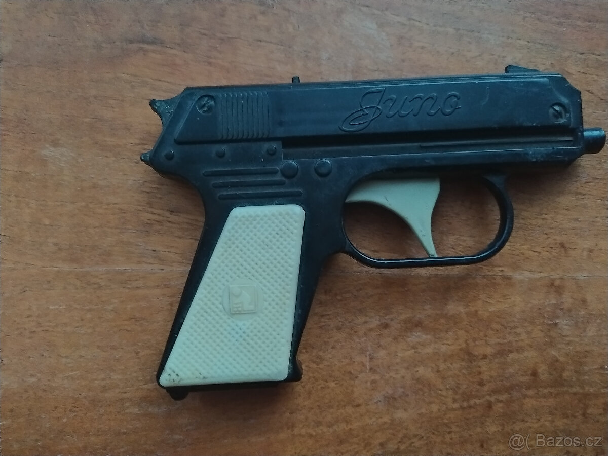 Stará dětská pistolka a tahací vozík