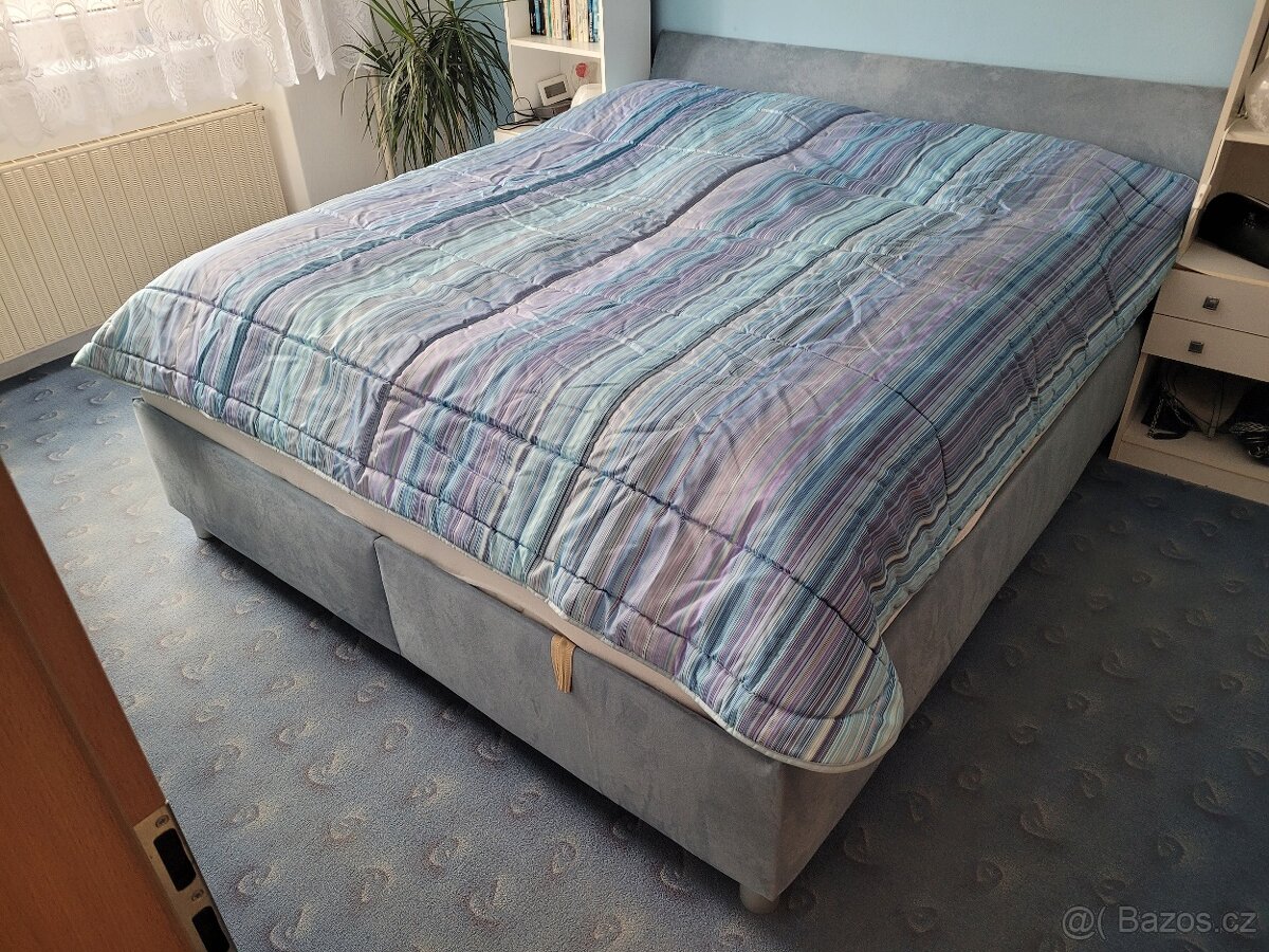 Manželská postel s úložným prostorem