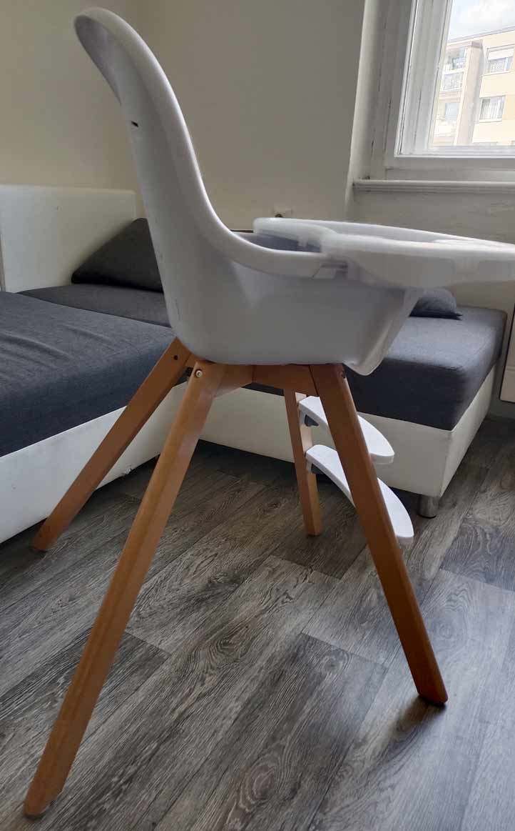 Jídelní židlička s tácem pro malé dítě