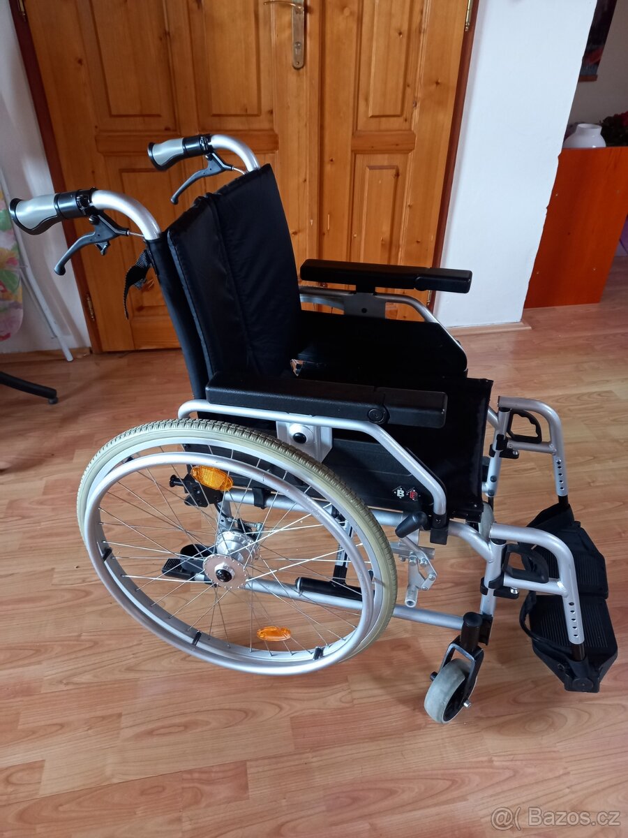 Repasovaný mechanický invalidní vozík