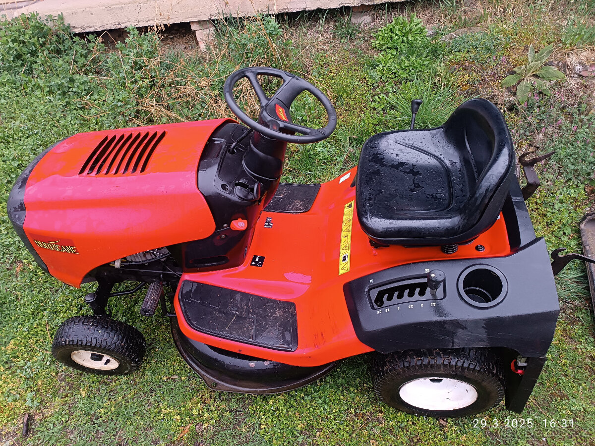 traktůrek Hurricane 10577RB. Objem 344 cm3, Šířka sečení 87