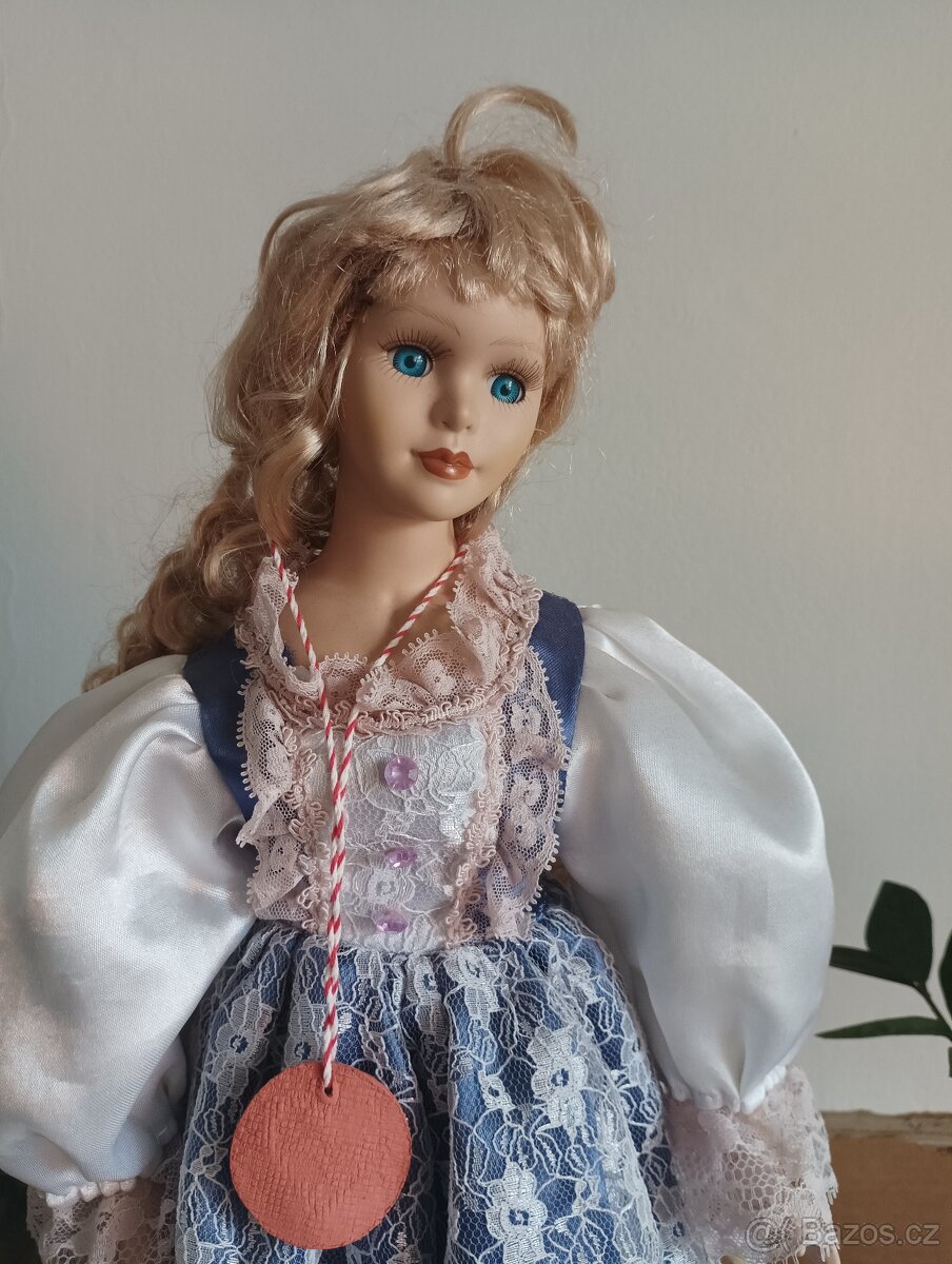 Prodám porcelánovou panenku