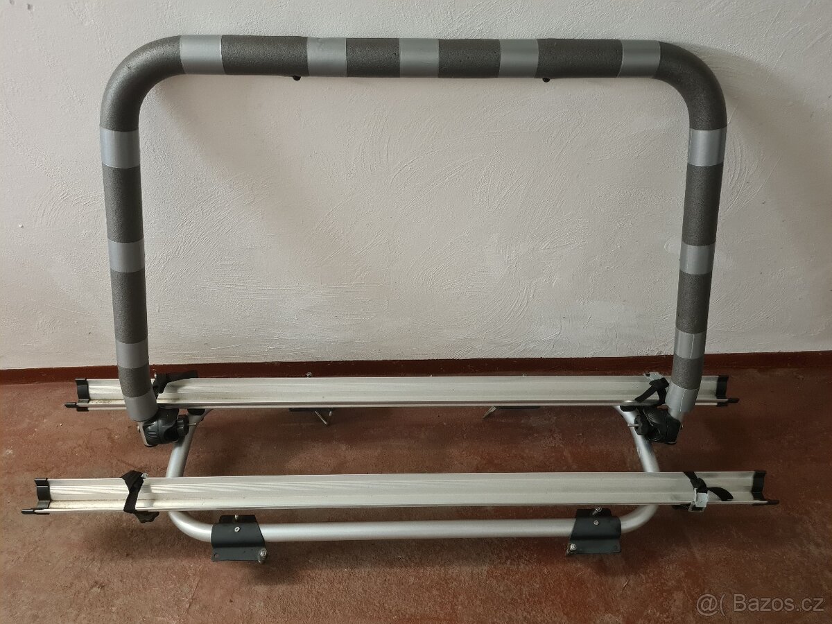Nosič/držák kol na oj karavanu