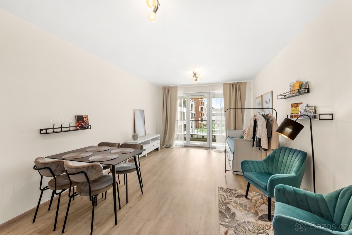 Pronájem zařizeného bytu 35 m² s balkonem a sklepem,