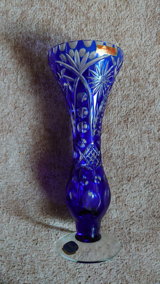 Broušená váza modrá