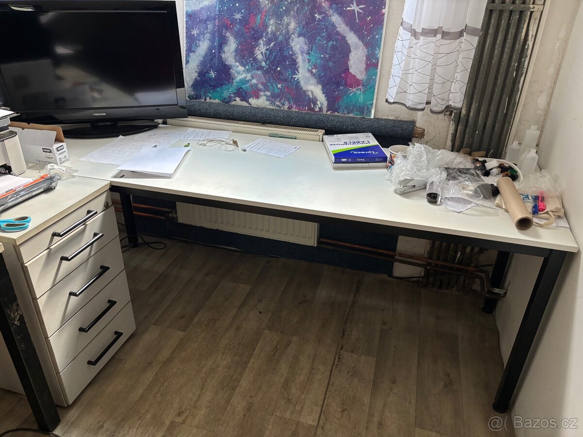 Kancelářský stůl