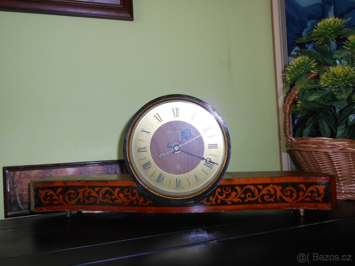 Staré hodiny JANTAR - známky stáří - foto - funkční