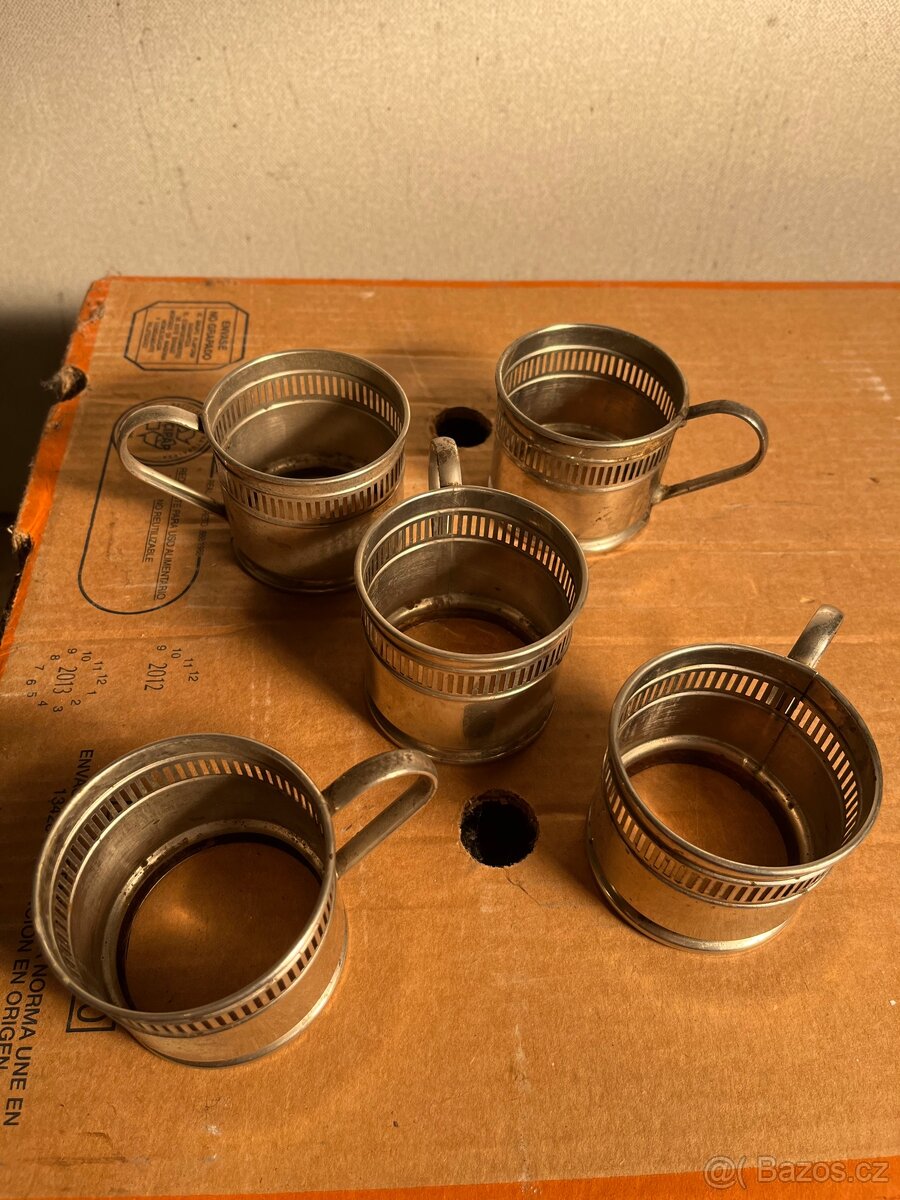 Sada kovových držáků na čajové sklenice (Podstakannik)