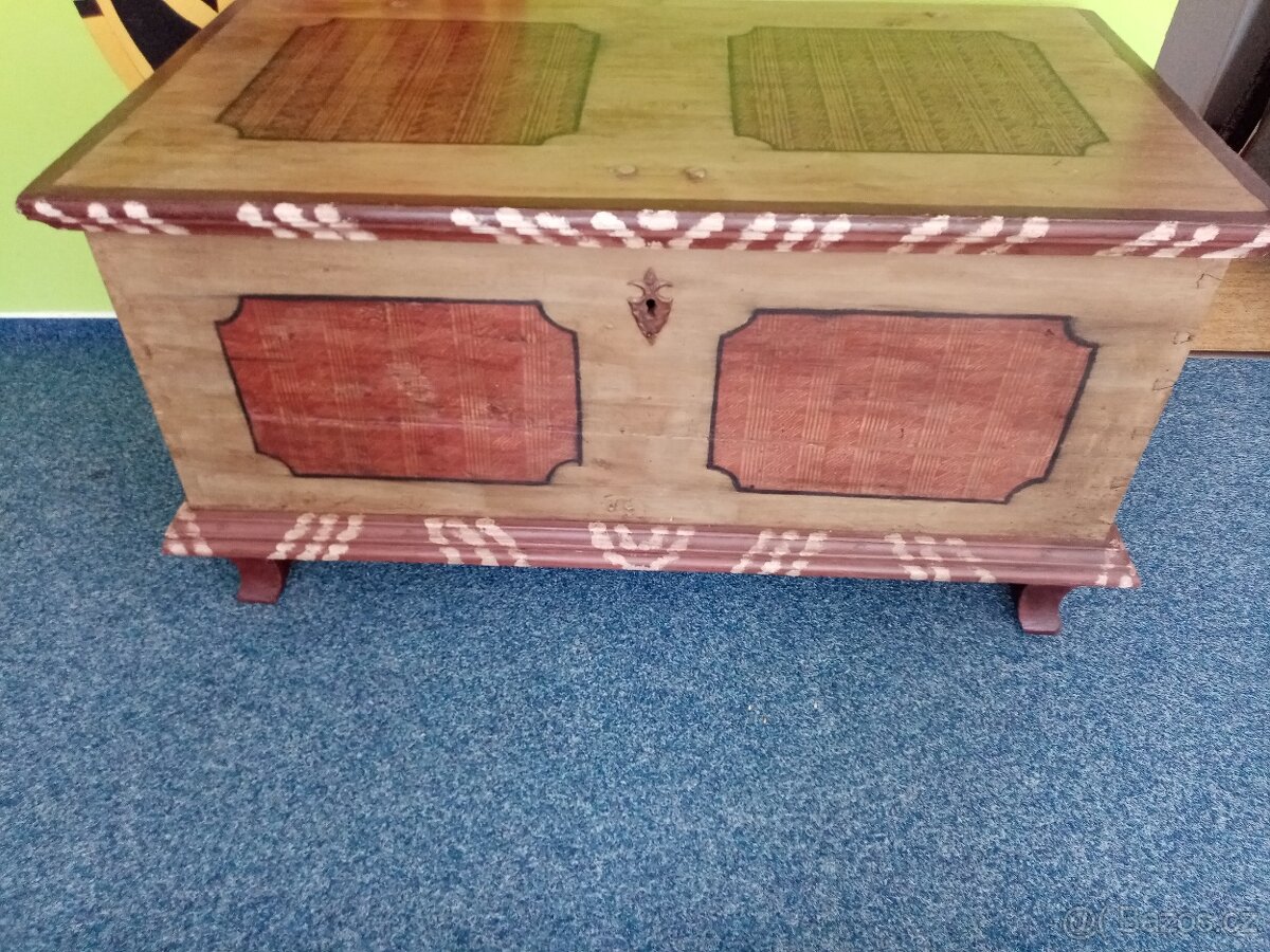 Starožitná dřevěná truhla