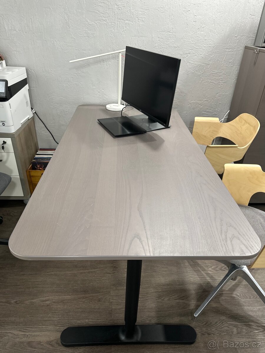 Kancelářský stůl IKEA BEKANT 160×80 – dubový dekor