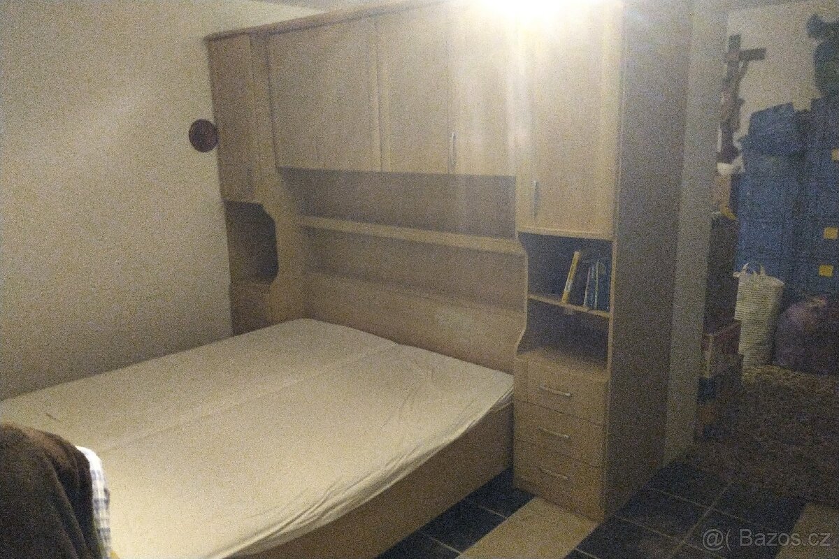 Manzelska postel se stenou