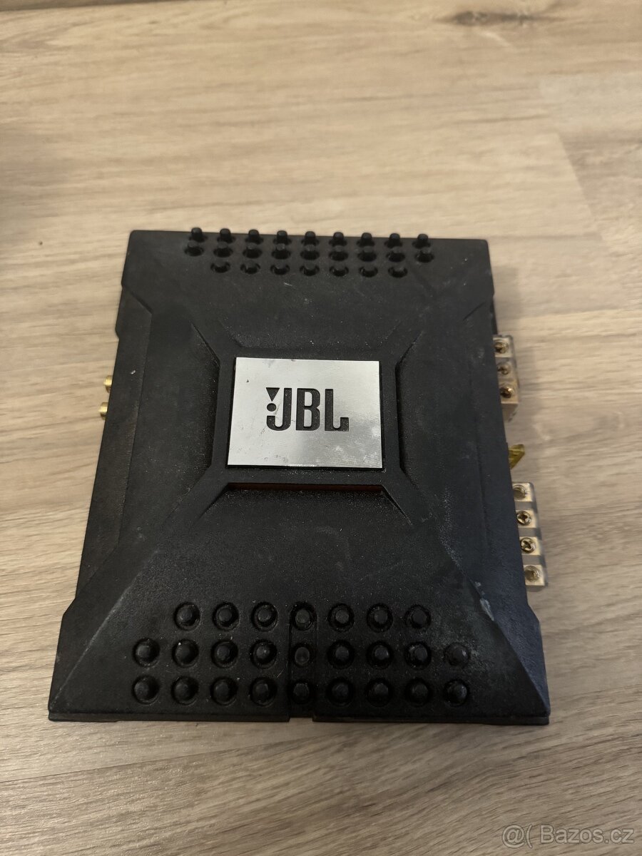 Zesilovač JBL a subofer PIONER