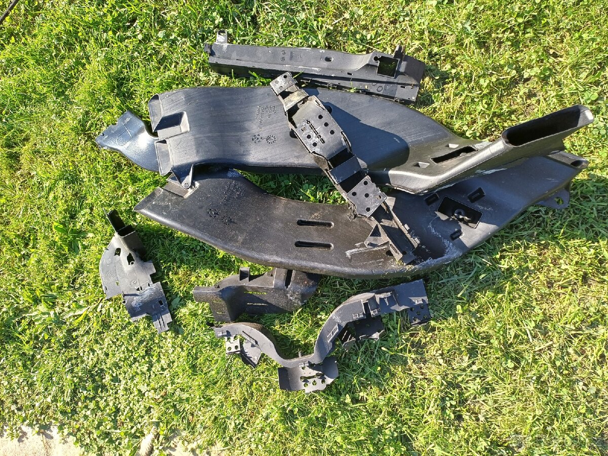 AUDI A4B6 Plasty podlahy