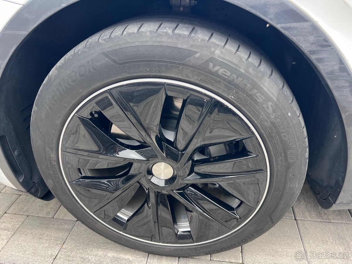 Orig sada alu kol Tesla Y včetně poklic