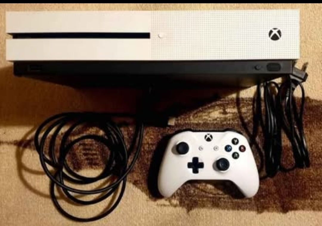 Xbox One S + ovladač + kabeláž