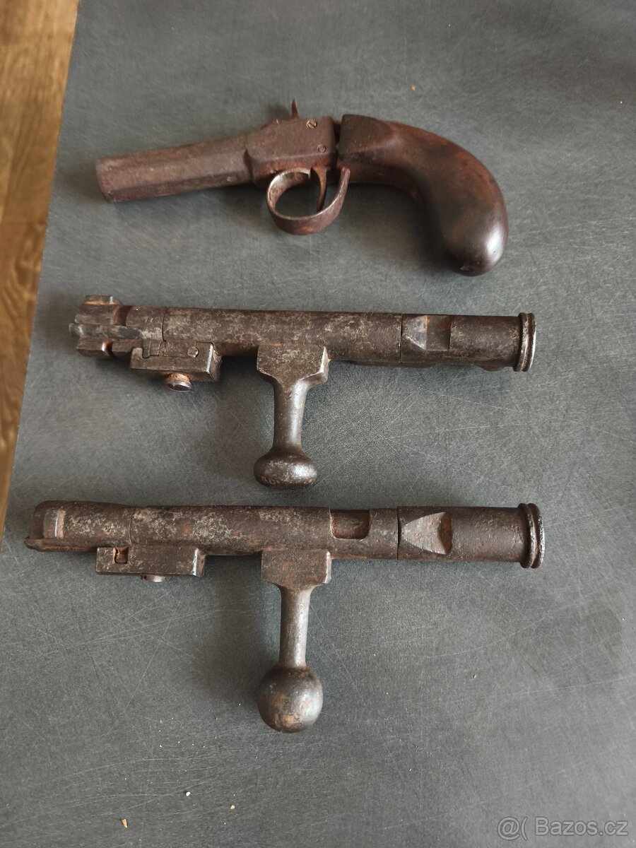 Starožitné závěry na pušku a pistolka.