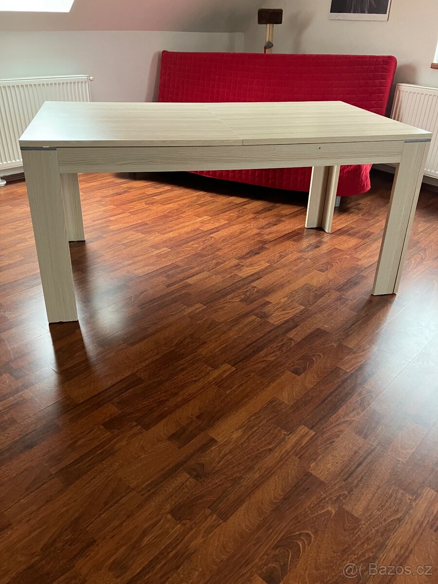 Jídelní  stůl