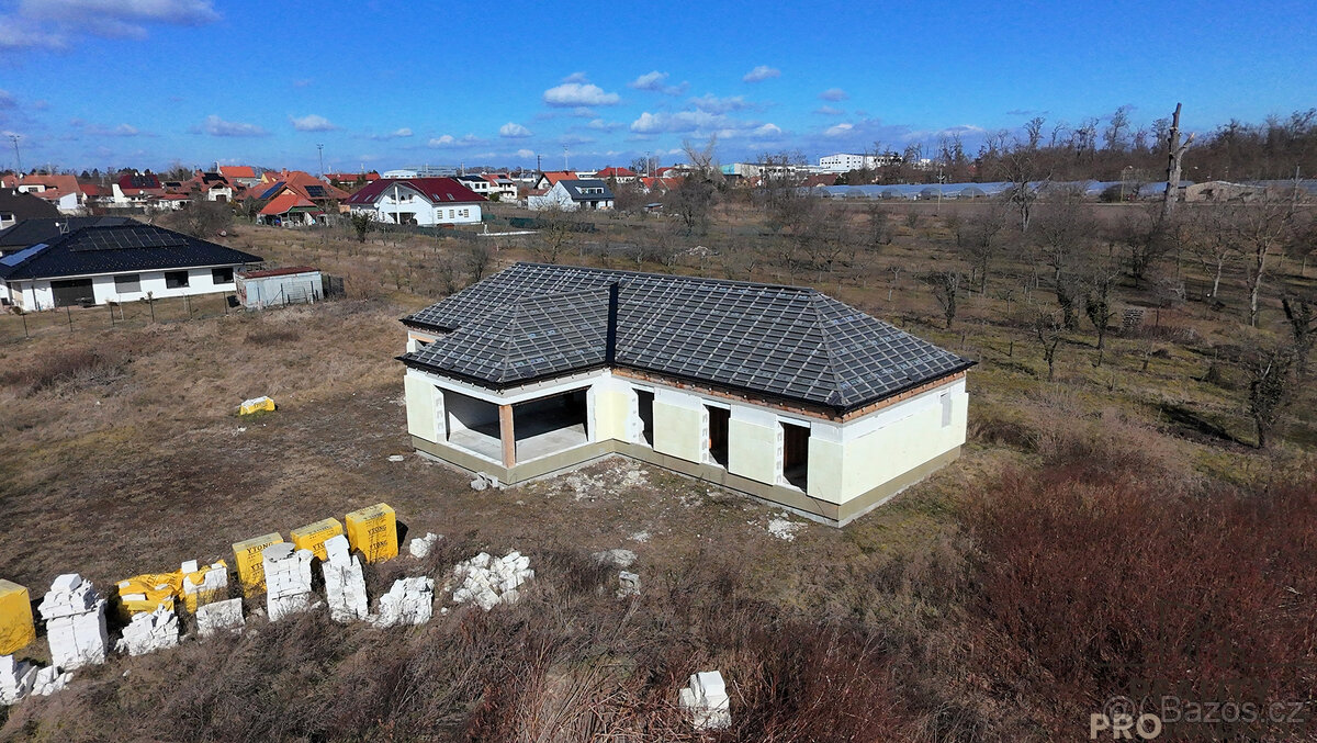 Prodej pozemku s hrubou stavbou domu 5+kk v Mikulčicích, pro