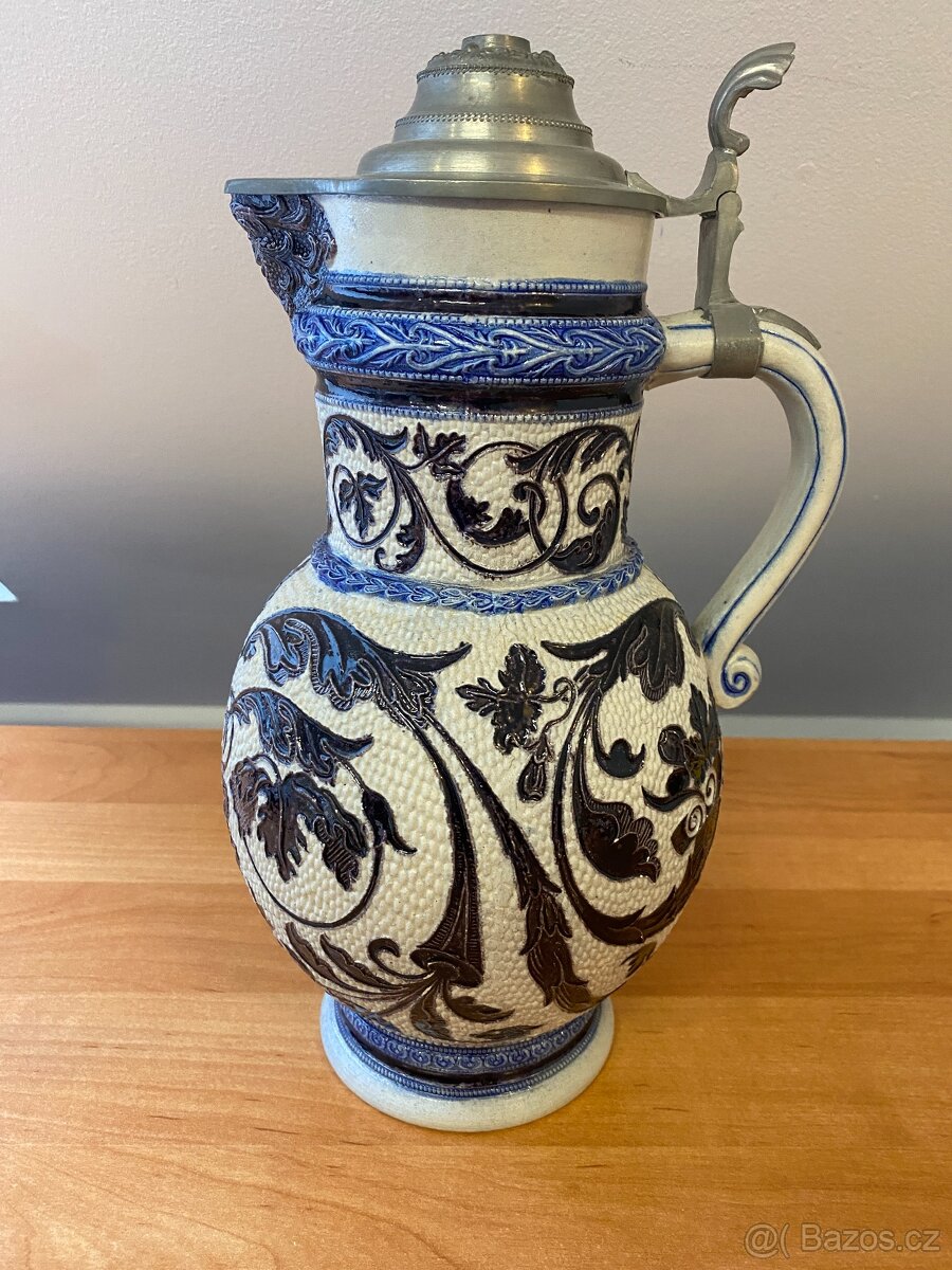 Sběratel nabízí staré keramické džbány