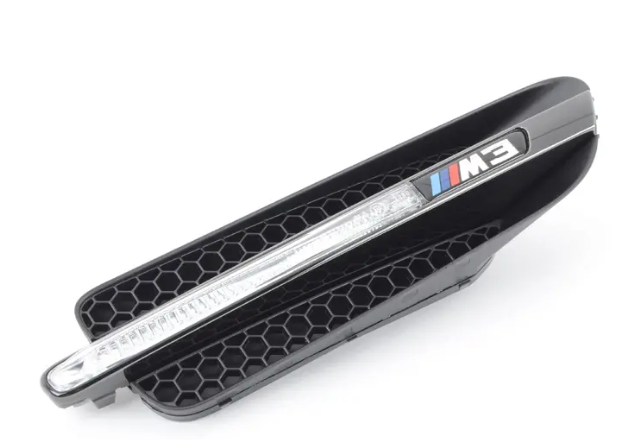 BMW M3 E90 originál ledvinky a mřížky do předních blatníků