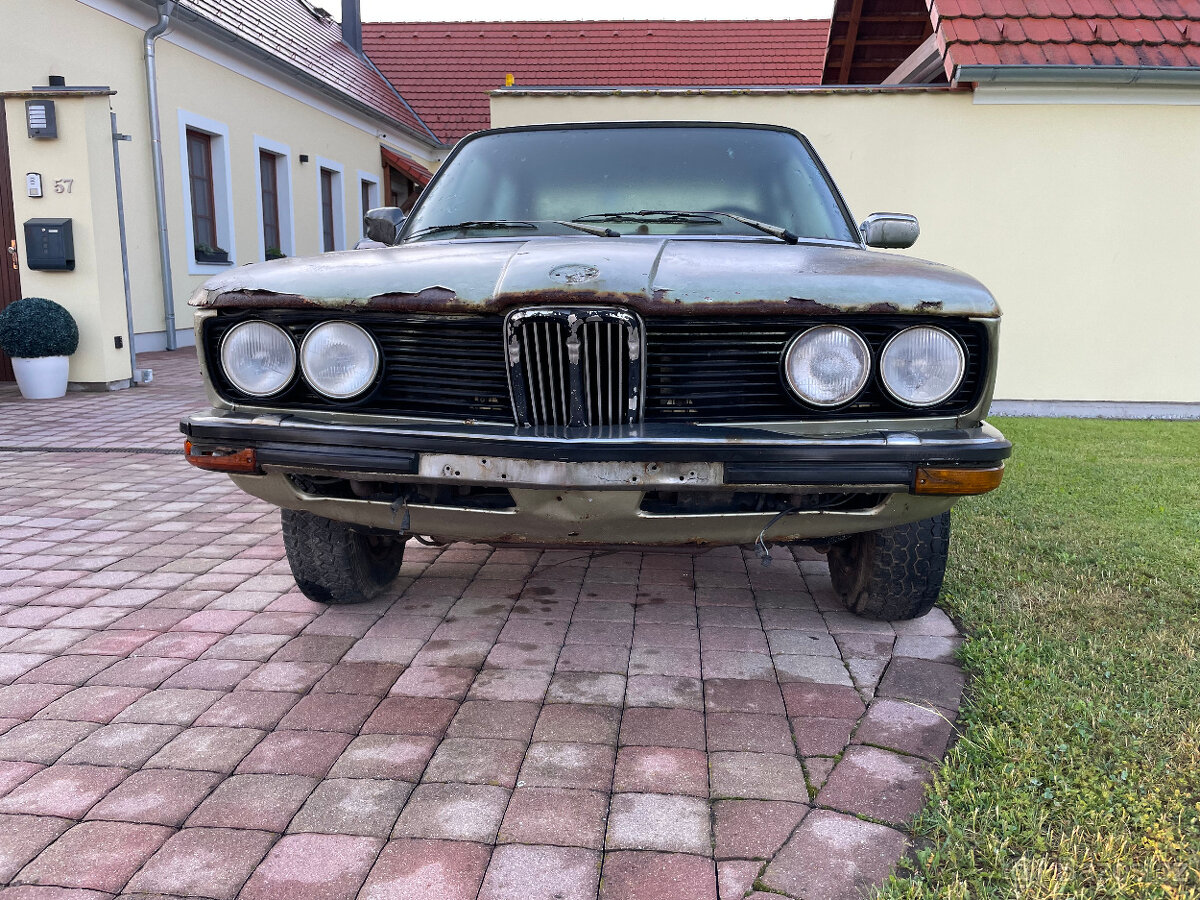 BMW 5  E12 cele  auto  na nahradní dily