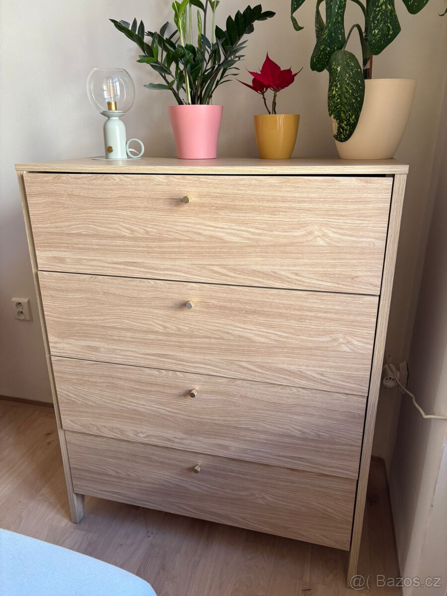 Moderní prostorná komoda