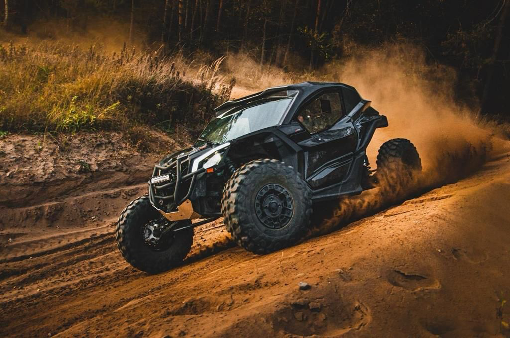 CAN-AM Maverick CARBON  X3 X RS Turbo FULL výbava naZIMU