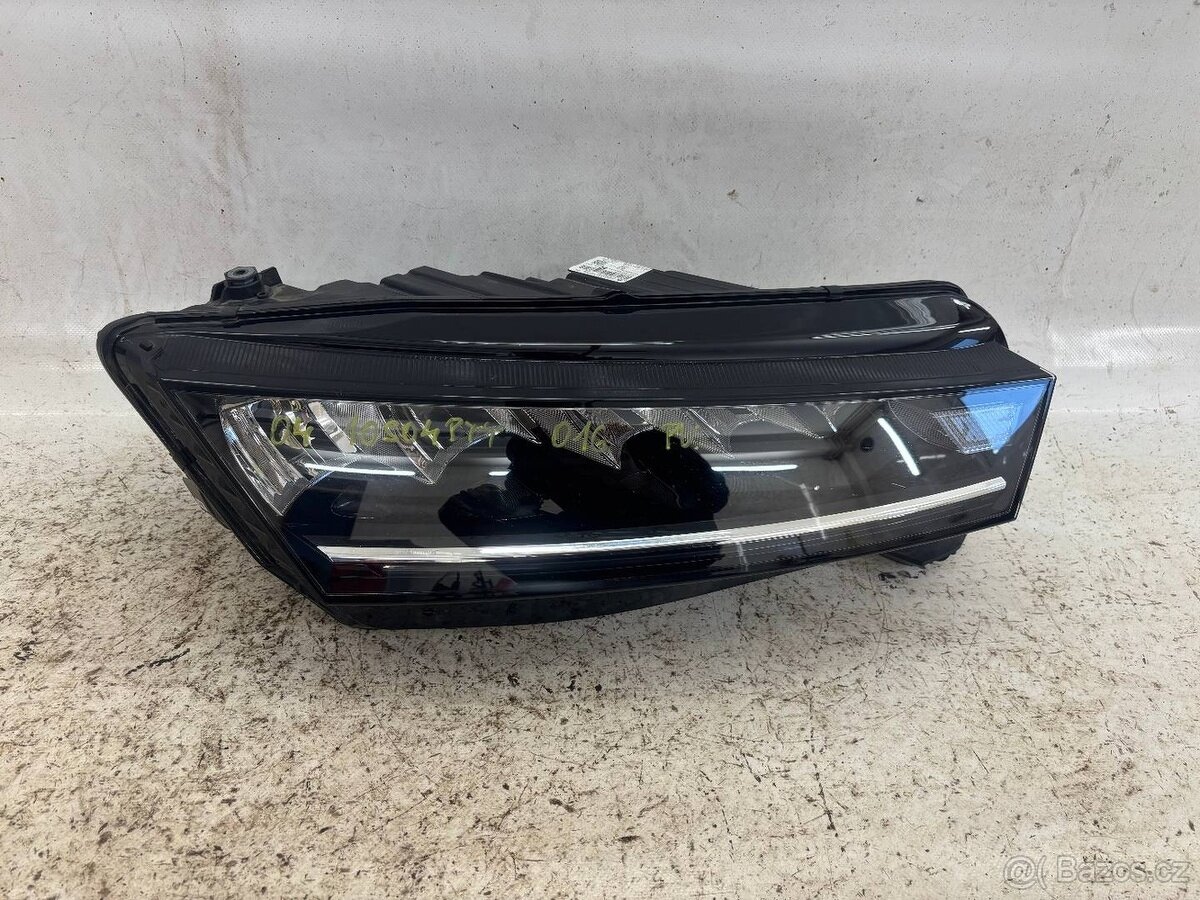 Přední pravé světlo Škoda Octavia 4 (016).