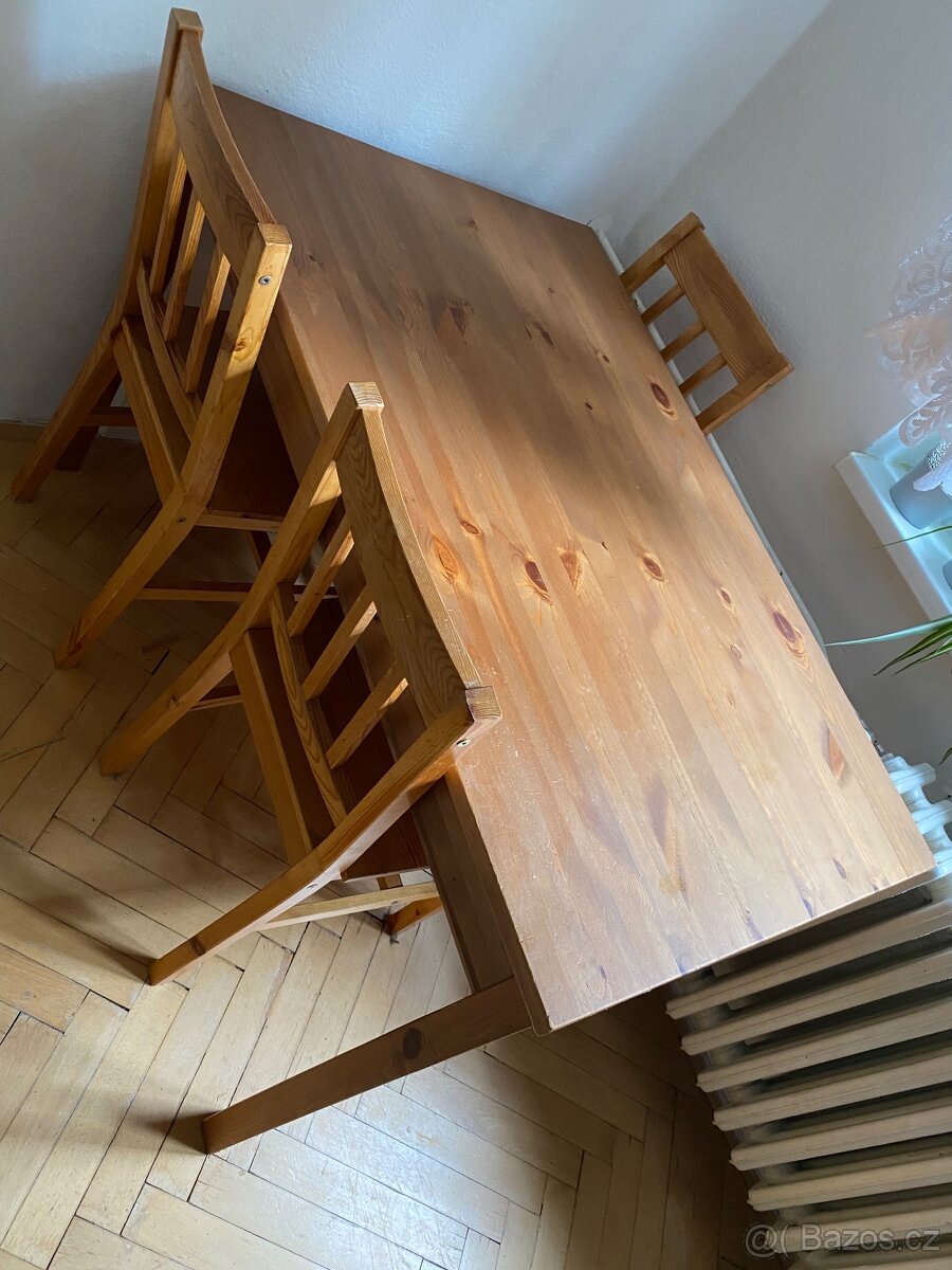 Jídelní stůl + 4 židle