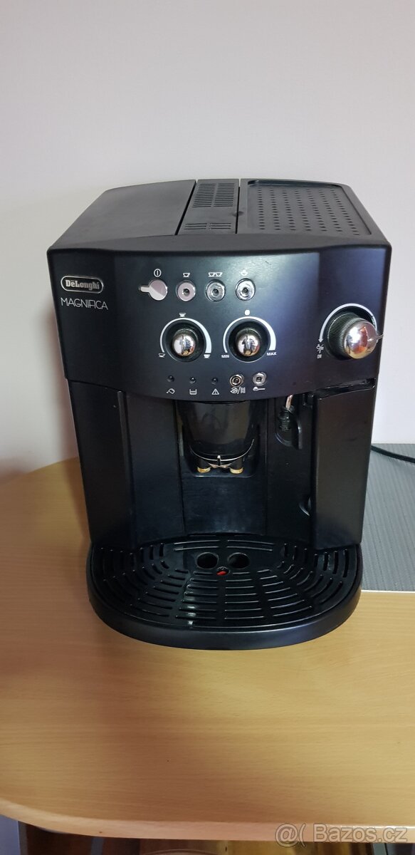 Kávovar Delonghi Magnifica ESAM 4000